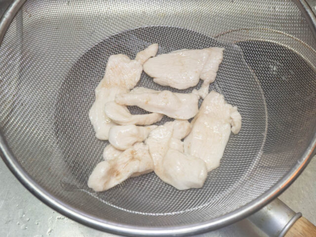 茹でた鶏胸肉をザルにあけた写真