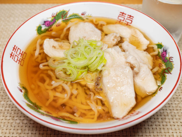 茹で鶏胸肉の醤油ラーメン