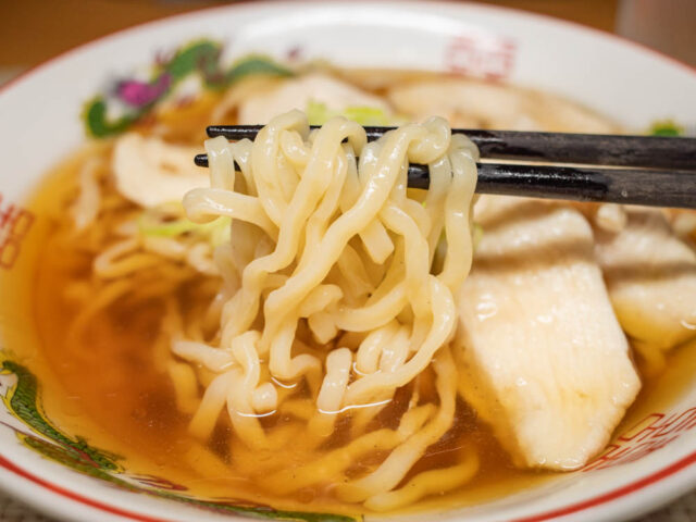 麺を箸で持ち上げた写真