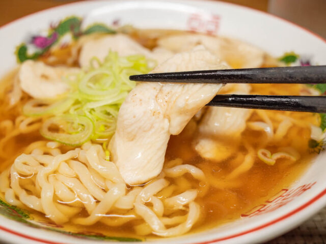 鶏胸肉を箸で持ち上げた写真