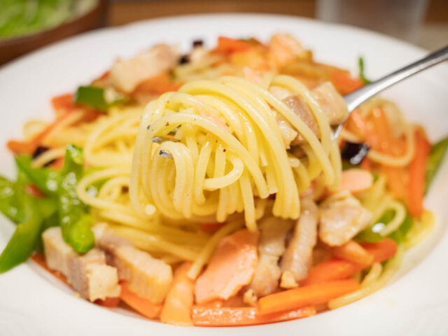 パスタをフォークで持ち上げた写真