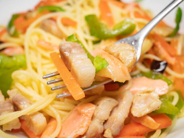パスタの具材をフォークにのせた写真