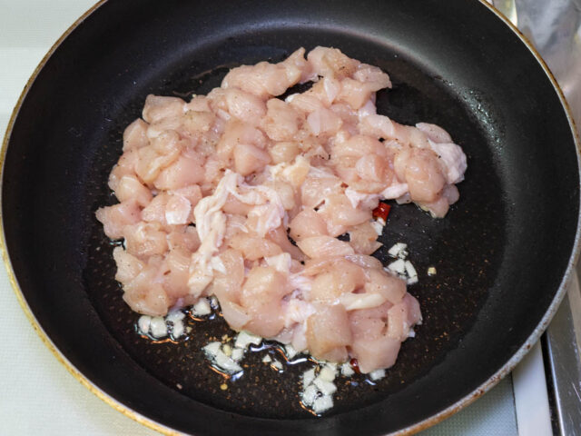 鶏胸肉を加えた写真