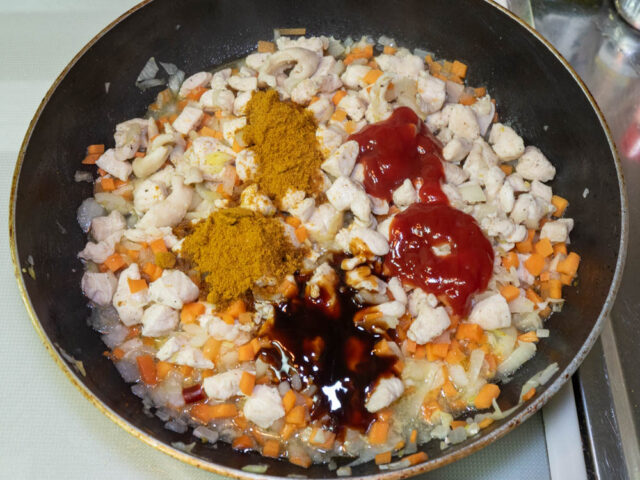 オイスターソース、ケチャップ、カレー粉を加えた写真