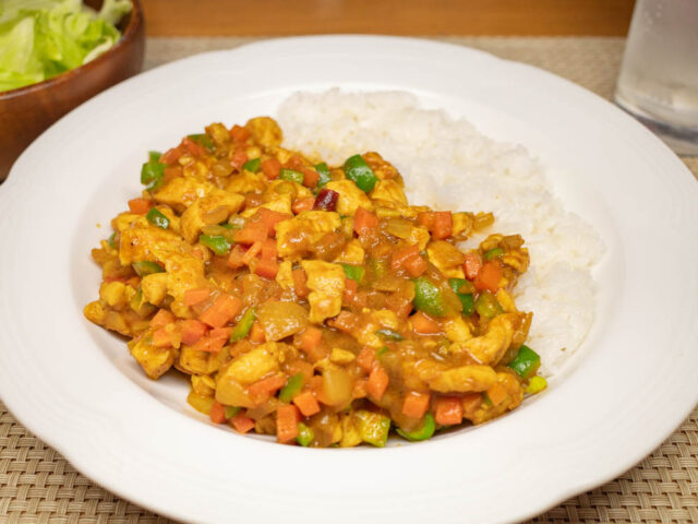 鶏胸肉のオイスターケチャップ炒めオンザライス・ドライカレー風
