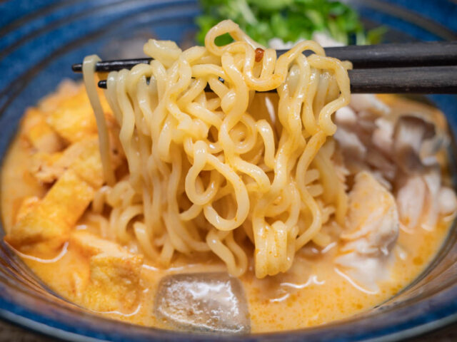 麺を箸で持ち上げた写真