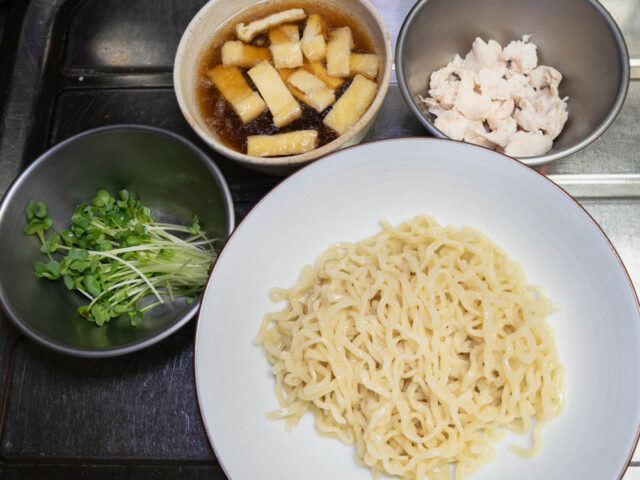 丼に入れた麺、その他の具材の写真