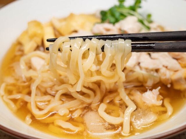 麺を箸で持ち上げた写真