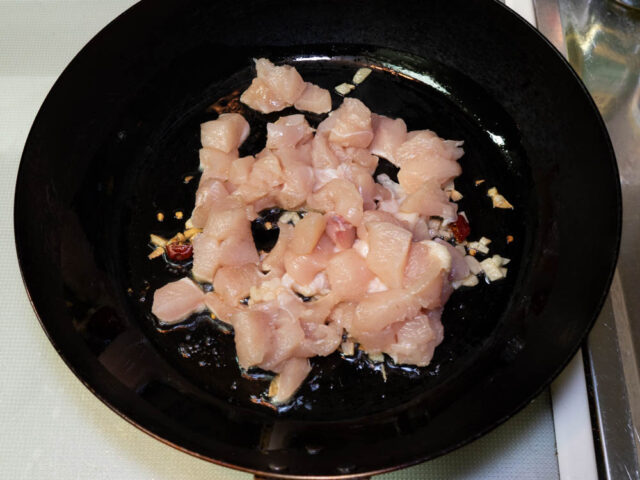 鶏胸肉を加えた写真