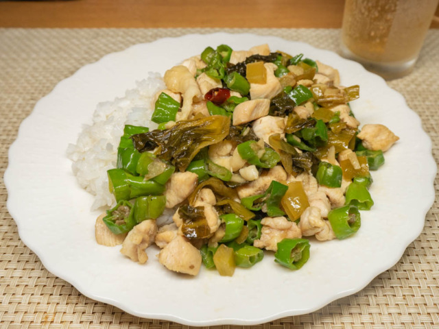鶏胸肉とシシトウの高菜炒めオンザライス