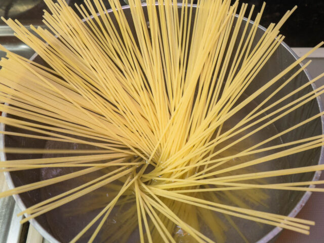 鍋にお湯を沸かして塩を適量溶かしてからパスタを入れた写真