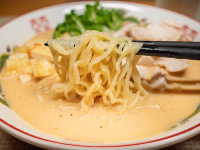 麺を箸で持ち上げた写真
