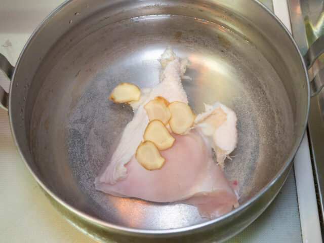 シャトルシェフの調理鍋に、鶏胸肉、生姜、水を入れた写真