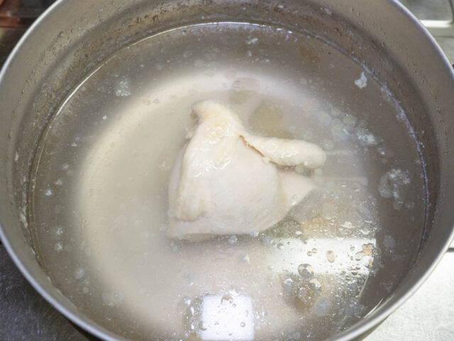 保温調理した茹で鶏を冷蔵庫で冷やした写真
