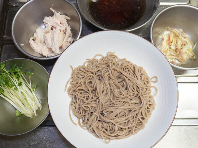 丼に入れた蕎麦、つゆ、具材を並べた写真
