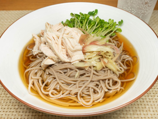 鶏とかいわれの冷たいお蕎麦