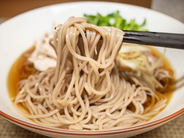 蕎麦を箸で持ち上げた写真