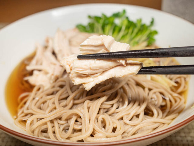 茹で鶏を箸で持ち上げた写真