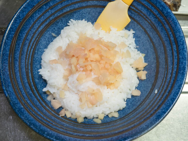丼ご飯にみじん切りにした新生姜を加えた写真