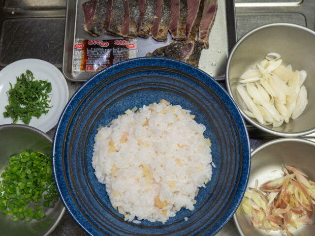どんぶりのご飯と具材を並べた写真