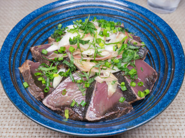 早採りらっきょうと岩下の新生姜を使った、かつおのたたき丼