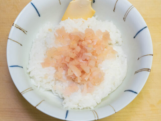 丼によそったご飯に新生姜を加えた写真