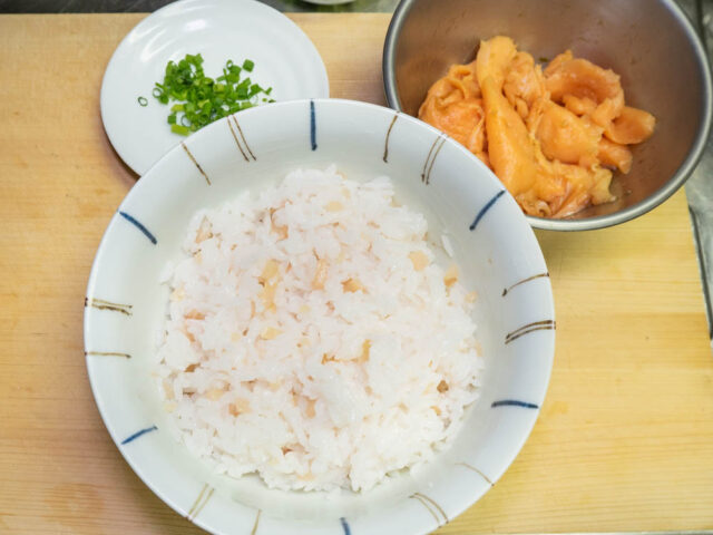 丼ご飯とサーモンと細ねぎを並べた写真