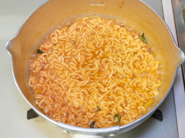 麺を茹でた写真