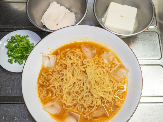 麺と氷を入れた丼と具材の写真