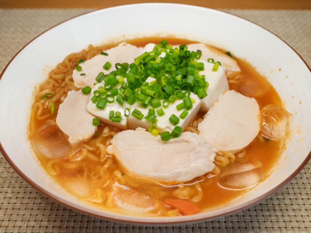 煮込むからおいしい「冷やし辛ラーメン」