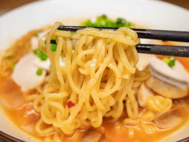 麺を箸で持ち上げた写真