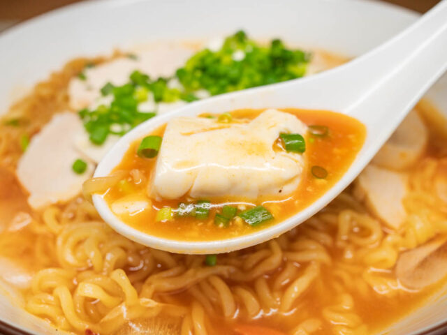 豆腐とスープをレンゲですくった写真