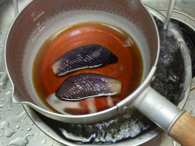 茄子を煮た鍋をボウルに浮かべて、粗熱をとる写真