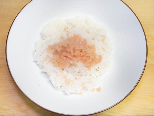 丼によそったご飯に新生姜を加えた写真