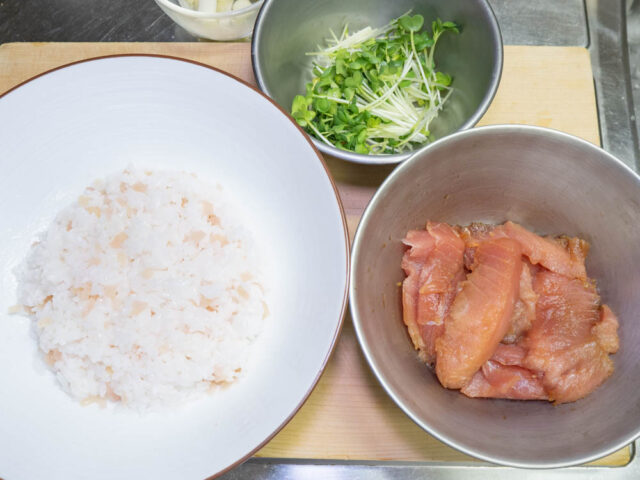丼のご飯、漬けたマグロ、かいわれを並べた写真