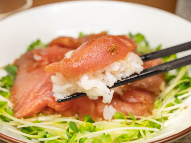 マグロとご飯を箸で持ち上げた写真