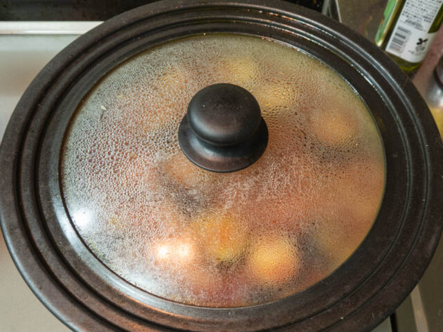 フライパンにふたをして煮る写真