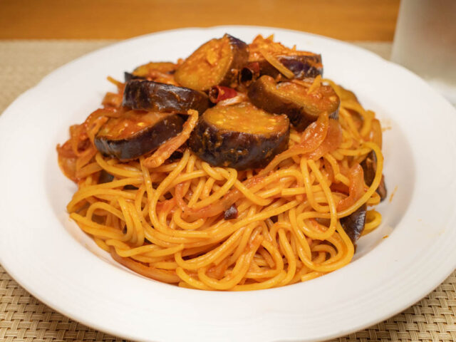 厚切り茄子とベーコンのトマトソースパスタ