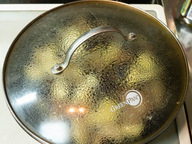 水を加えてふたをして蒸し炒めにする写真