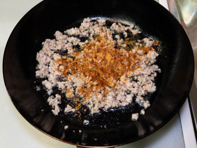 炒めた挽肉に粉末スープを加えた写真