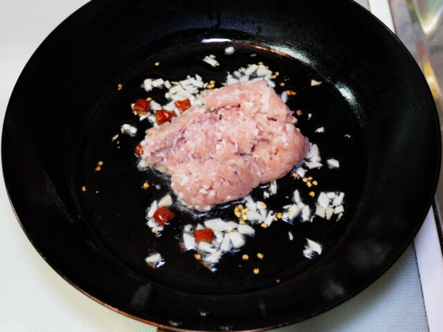 鶏挽肉を加えた写真