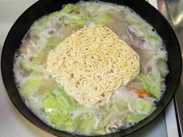 スープを溶かし、インスタント麺を加えた写真