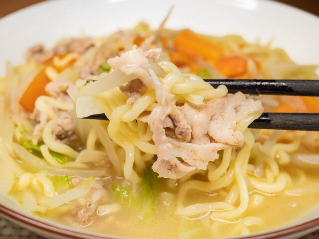 麺と具材を箸で持ち上げた写真