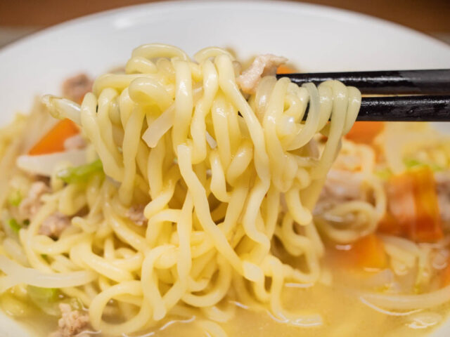 麺を箸で持ち上げた写真