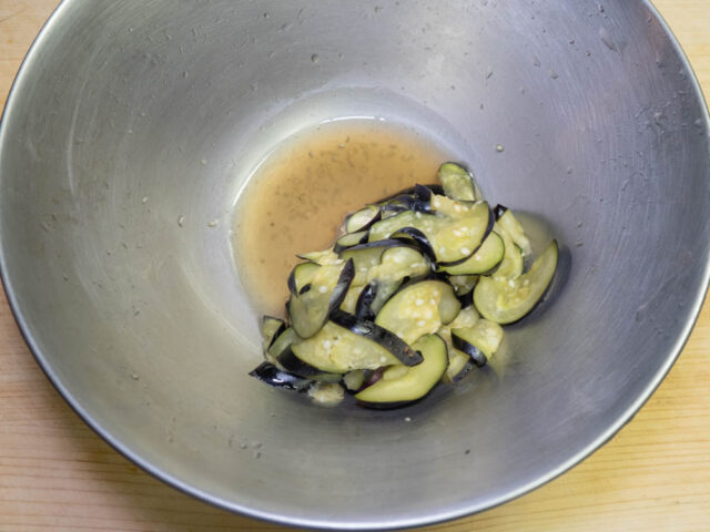 茄子を塩でもんだ写真