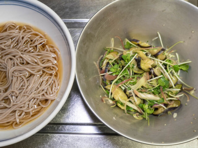丼に入れた蕎麦と、ボウルの具材を並べた写真