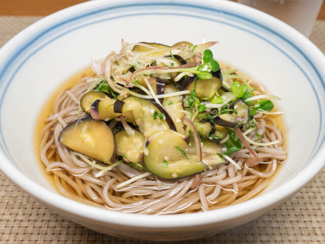 茄子の塩もみと薬味の冷たいお蕎麦