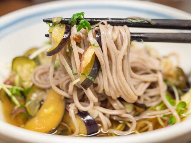 蕎麦と薬味を箸で持ち上げた写真
