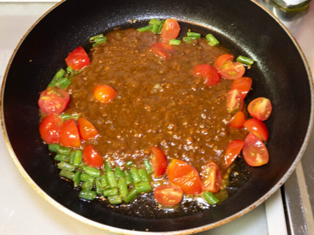 レトルトカレーを加えた写真