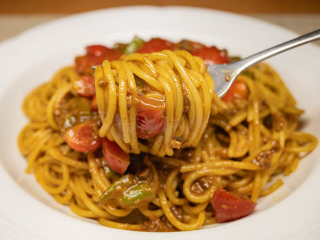 パスタをフォークで持ち上げた写真